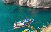 Boats like this are ideal to approach easily the coast