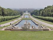 The garden with its fountains and the Royal Palace in the background